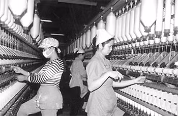 Tờ 2000 đồng là hình ảnh các cô công nhân đang làm việc tại Nhà máy dệt Nam Định. Đây từng là nhà máy dệt lớn nhất Đông Dương.