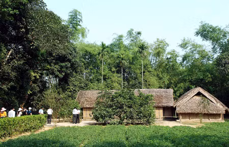 Tờ 500.000 đồng là hình ảnh ngôi nhà tranh 5 gian tại Làng Sen, Nam Đàn, Nghệ An. Đây là quê hương của Chủ tịch Hồ Chí Minh.