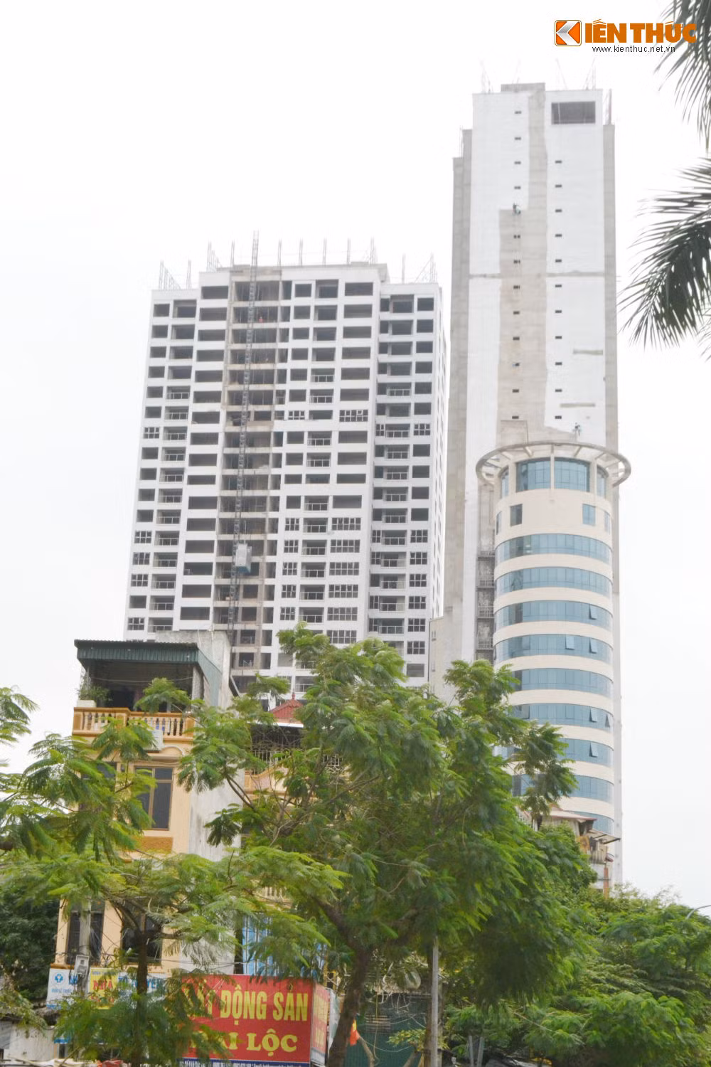Sun Square bị các cơ quan chức năng “tuýt còi” vì vi phạm trật tự xây dựng.