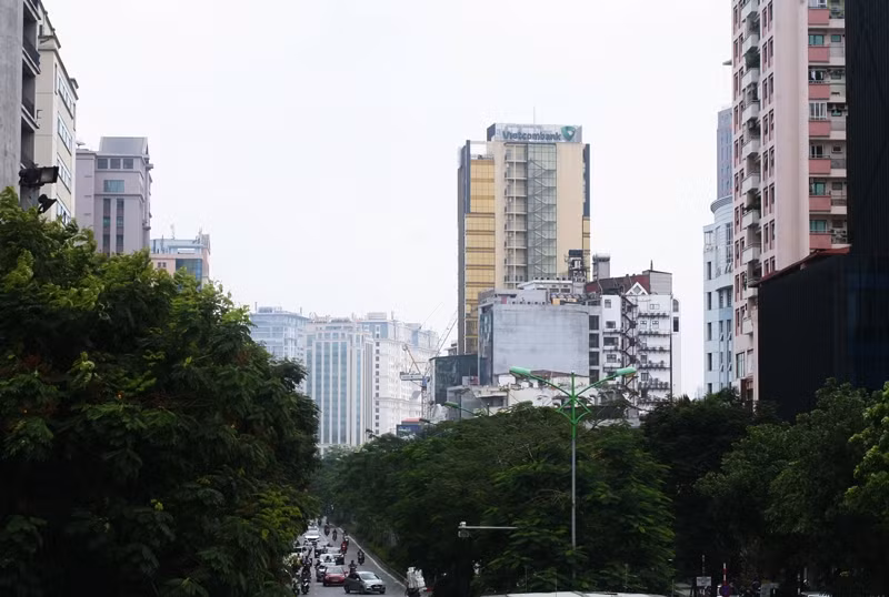 Tòa nhà trụ sở Vietcombank sừng sững giữa trung tâm Thủ đô lắp kính phản quang gây khó chịu xung quanh.