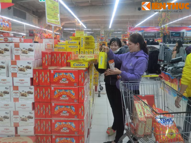 Ngoài ra, các cửa hàng bán lẻ đều đẩy mạnh thương mại điện tử, giao hàng tận nơi nên áp lực với các siêu thị cũng giảm.