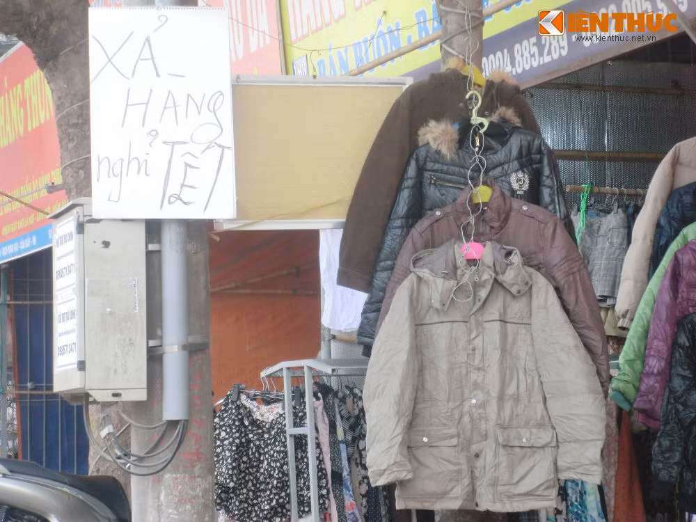 “Tôi thấy mức giảm giá cao đến 60-70% chỉ là những mặt hàng đã quá cũ, thậm chí gọi là ế của các cửa hàng, còn những mặt hàng mới và đẹp thì giảm giá không nhiều”, chị Nhung nói thêm.