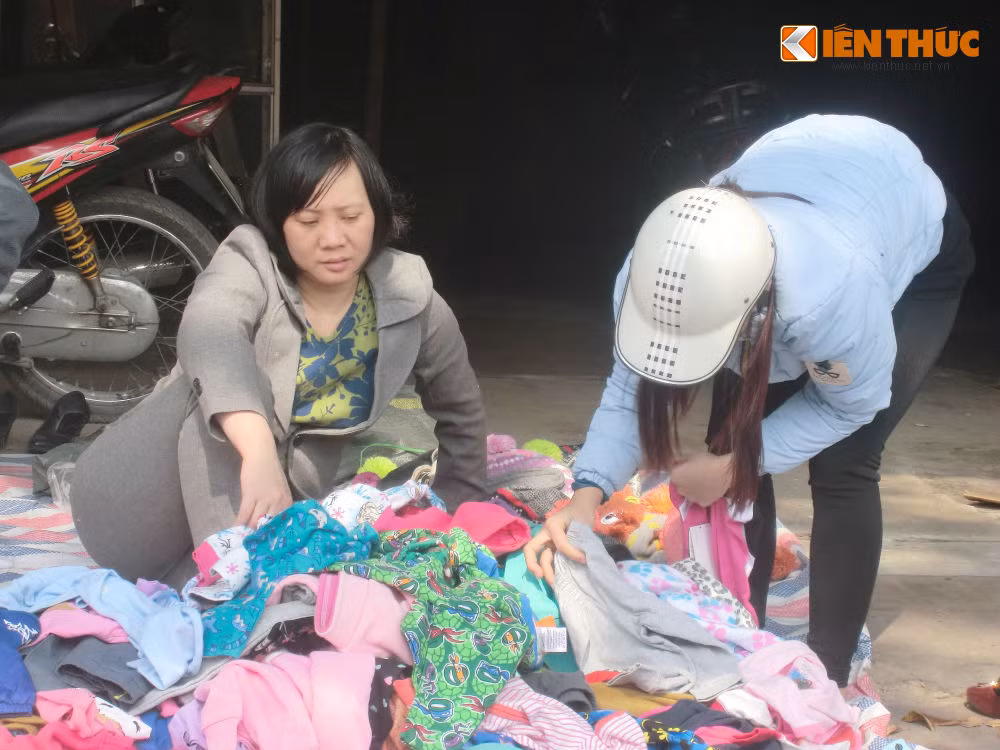 Cũng theo ghi nhận của phóng viên với một số khách hàng trước việc nhiều cửa hàng giảm giá mạnh cuối năm thì vẫn tồn tại nhiều quan điểm trái chiều.