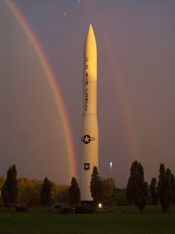  Tên lửa đạn đạo Minuteman III là niềm tự hào của nền công nghiệp quốc phòng Mỹ. Nó là thành viên thứ ba của gia đình tên lửa đạn đạo Minuteman do tập đoàn Boeing phát triển cho lực lượng tên lửa chiến lược Mỹ. Nguồn ảnh: Boeing