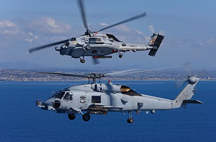 Trong ảnh là biến thể hải quân SH-60 Seahawk của UH-60 nó được thiết kế để hoạt động trên các tàu chiến và tàu sân bay của Mỹ với nhiệm vụ chính là vận tải, chống ngầm và hổ trợ hỏa lực trên không.