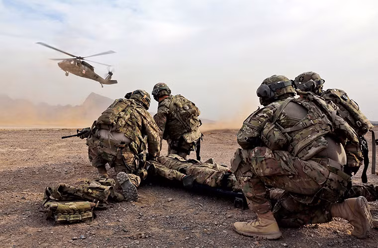 Còn đối với biến thể HH-60M Medevac nó được phát triển cho các đơn vị hổ trợ không vận của Quân đội Mỹ dành cho nhiệm vụ cứu hộ và cứu thương chiến trường, mối chiếc HH-60M có thể mang theo 6 cáng cùng phi hành đoàn cứu hộ.