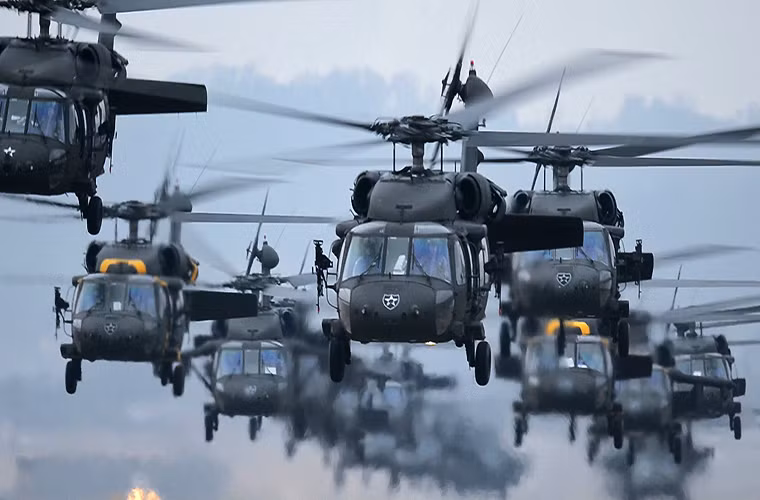 So với UH-60L, UH-60M được trang bị hai hệ thống động cơ T700-GE-701D mới có công suất tối đa lên tới 2.000shp mỗi chiếc, trang thiết bị điện tử cũng được nâng cấp và thiết kế kính buồng lái mới. Mỗi chiếc UH-60M có thể chở theo tối đa 11 binh sĩ hoặc 4.1 tấn hàng hóa.