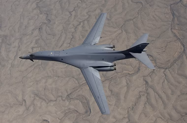 Tiếp theo là máy bay ném bom chiến lược tầm xa B-1B Lancer - một trong những dòng máy bay ném bom chủ lực của Không quân Mỹ. B-1B có khả năng mang theo tới 34 tấn bom hoặc vũ khí dẫn đường chính xác với tải trọng tối đa đứng đầu các mẫu máy bay ném bom của Mỹ hiện nay. Nguồn ảnh: Business Insider.