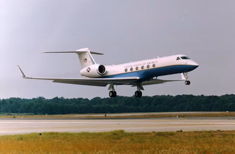 Một mẫu chuyên cơ khác dành cho các quan chức Lầu Năm Góc là C-37A đôi khi nó cũng được các quan chức chính phủ Mỹ sử dụng. Nguồn ảnh: Business Insider.