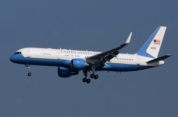 Tiếp theo là C-32 hay còn được gọi là "Air Force Two” - nó được sử dụng để chuyên chở các quan chức cấp cao thuộc lưỡng viện Quốc hội Mỹ, Đệ nhất Phu nhân hay các thành viên nội các. Nguồn ảnh: Business Insider.