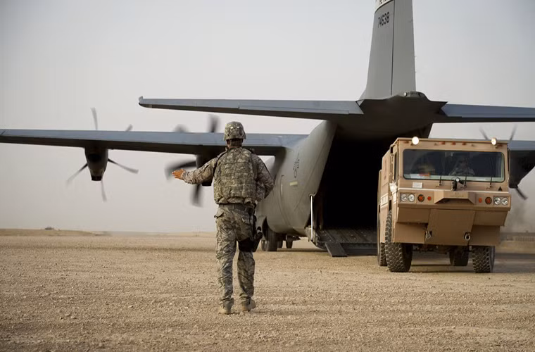 Dòng máy bay vận tải quân sự phổ biến nhất của Không quân Mỹ hiện này là C-130 Hercules với nhiệm vụ chính là vận tải binh sĩ và trang thiết bị quân sự, nó cũng có thể cất hạ cánh ở nhiều loại địa hình khác hoặc ở khu vực có đường băng ngắn. Bên cạnh nhiệm vụ vận tải C-130 còn được phát triển thành một số biến thể khác như AC-130U và WC-130 Hercules. Nguồn ảnh: Business Insider.