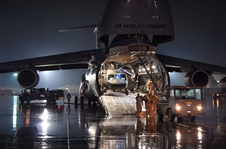 Nếu C-130 là dòng máy bay vận tải quân sự phổ biến nhất của Mỹ thì C-5 Galaxy lại là dòng máy bay vận tải quân sự lớn nhất, nó có khả năng mang theo tới hơn 122 tấn hàng hóa các loại hoặc gần 200 lính dù cho nhiệm vụ đổ bộ đường không. Nguồn ảnh: Business Insider.