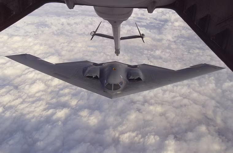 Ngay sau B-1B là dòng máy bay ném bom chiến lược tàng hình duy nhất trên thế giới B-2 Spirit, bên cạnh việc triển khai các loại vũ khí thông thường nó còn được sử dụng để triển khai vũ khí hạt nhân nhờ vào thiết kế đặc biệt mình. B-2 có tải trọng mang bom tối đa là tầm 18 tấn. Nguồn ảnh: Business Insider.