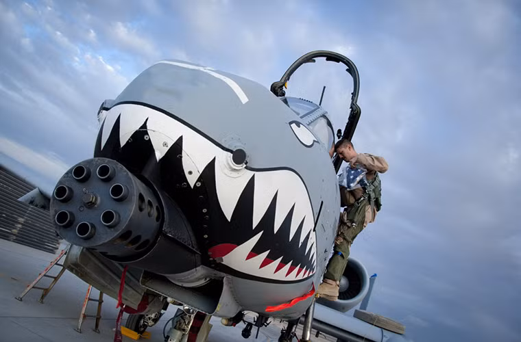 Đứng đầu trong danh sách là A-10 Thunderbolt II - dòng cường kích tấn công mặt đất thành công nhất trong lịch sử Không quân Mỹ, nó được thiết kế dành cho các nhiệm vụ hỗ trợ hỏa lực trên không và có thể hoạt động trong nhiều điều kiện thời tiết khác nhau. Nguồn ảnh: Business Insider.