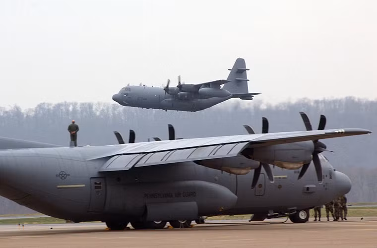 Một biến thể khác của C-130 là EC-130J Commando Solo biến thể tác chiến điện tử và chỉ huy trên không dành cho lực lượng Vệ binh Quốc gia Mỹ, nó cũng có thể hoạt động như một thiết bị phát sóng vô tuyến trên không với một số kênh radio FM, truyền hình và một số hình thức truyền thông khác. Nguồn ảnh: Business Insider.