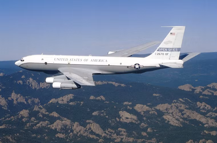 OC-135B Open Skies một mẫu máy bay trinh sát điện tử của Không quân Mỹ được sử dụng cho các hoạt động trinh sát trên không chủ yếu hoạt động ở Nga theo Hiệp ước Bầu trời mở được một số quốc gia ký kết trong đó có Nga và Mỹ. Nguồn ảnh: Business Insider.