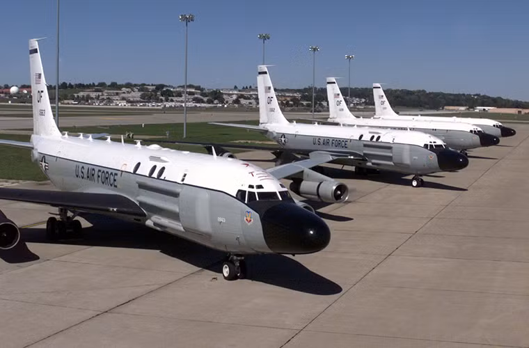 Boeing RC-135 là một mẫu máy bay trinh sát điện tử khác của Không quân Mỹ. Nhiệm vụ chính của nó là theo dõi các hoạt động hay thu thập thông tin về lực lượng tên lửa chiến lược của đối phương và các dữ liệu được thu về từ RC-135 sẽ được chuyển trực tiếp cho các quan chức cấp cao nhất của Lầu Năm Góc. Nguồn ảnh: Business Insider.