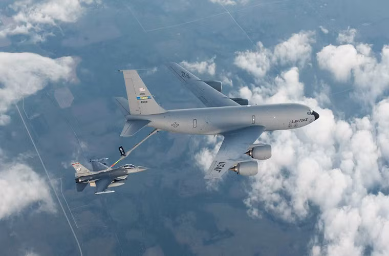 Giống như KC-10 Extender, KC-135 Stratotanker dòng máy bay tiếp nhiên trên không hiện đại nhất của Không quân Mỹ được phát triển dựa trên máy bay chở khách thương mại Boeing 367-80. Nó có khả năng mang theo tới 91 tấn nhiêu liệu hành không trong mỗi nhiệm vụ bay. Nguồn ảnh: Business Insider.