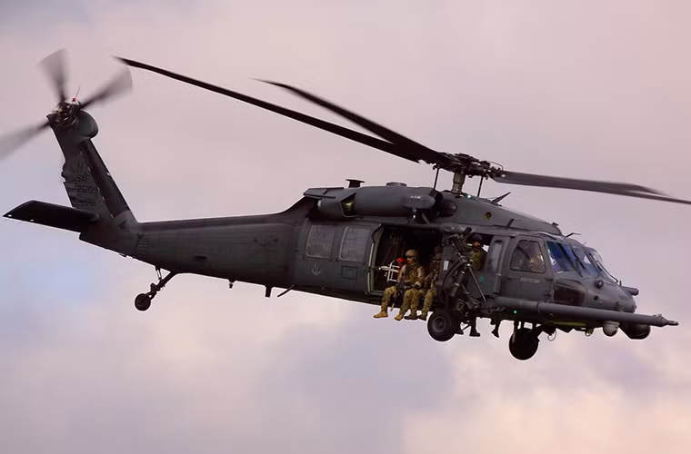 Trong ảnh là dòng trực thăng cứu hộ quân sự HH-60G Pave Hawk của Không quân Mỹ - một trong những biến thể thành công nhất của huyền thoại UH-60. Nguồn ảnh: Business Insider.