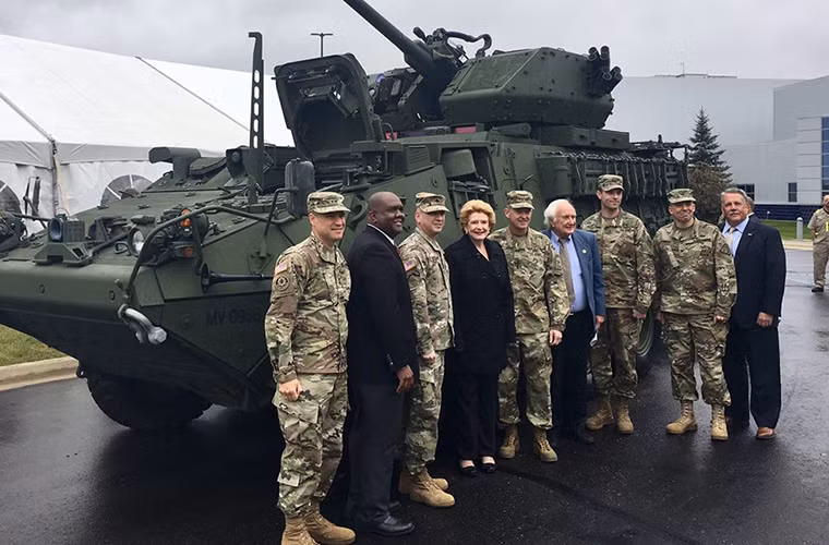 Mỹ không tham vọng Stryker “Dragoon” có thể đối đầu với các dòng xe bọc thép hạng nặng của Nga, nhưng nó vẫn tiêu diệt các dòng xe bọc thép chở quân như BTR hoặc BMP-2 vốn là xương sống của các đơn vị bộ binh cơ giới Nga hiện tại. Trong ảnh nguyên mẫu Stryker “Dragoon” được bàn giao cho Quân đội Mỹ hôm 27/10 tại trụ sở của General Dynamics ở Sterling Heights, Michigan. Nguồn ảnh: General Dynamics.