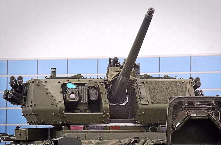 Như đã nói ở trên điểm khác biệt duy nhất giữa Stryker “Dragoon” và các phiên bản Stryker trước đây chính là tháp pháo tự động 30mm. General Dynamics đã lựa chọn pháo tự động Mk44 Bushmaster II (XM813) cho cho chương trình nâng cấp này dưới sự hỗ trợ của nhà thầu phụ là công ty Konsgberg của Na Uy với cụm tháp pháo tự động Protector MCT30. Nguồn ảnh: Macomb Daily.