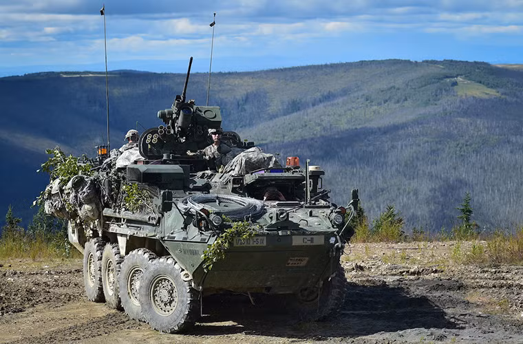 Stryker là xe bọc thép chở quân chủ lực của Mỹ từ đầu nhữn năm 2000 cho tới nay do General Dynamics phát triển dành riêng cho Quân đội Mỹ với hơn 4.400 chiếc được đưa vào trang bị ở nhiều biến thể khác nhau. Nó có khả năng chở theo tối đa 9 binh sĩ và kíp lái 2 người. Nguồn ảnh: Quân đội Mỹ.
