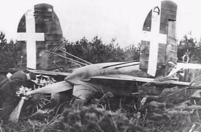 Hình ảnh hiếm hoi về máy bay ném bom Fiat BR.20M của Italia bị bắn hạ ở Anh vào tháng 9/1940. Nguồn ảnh: War History.