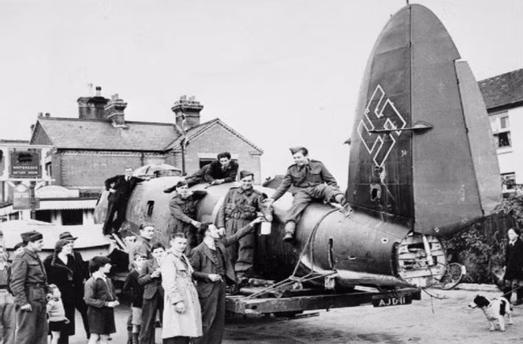 Một chiếc Heinkel He 111 được giới thiệu cho dân chúng Anh tại một vùng quê ở Đông Bắc nước Anh vào tháng 10/1940. Nguồn ảnh: War History.