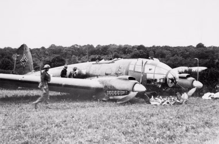 Theo War History, trong suốt Chiến tranh Thế giới thứ 2, phát xít Đức đã thực hiện hàng ngàn đợt không kích bằng máy bay chiến đấu và cả tên lửa lên nước Anh. Tuy nhiên chúng chỉ có hiệu quả ở giai đoạn đầu của cuộc chiến khi dần về sau Không quân Đức càng vắng bóng trên bầu trời London. Cùng với đó là tổn thất không hề nhỏ của Đức trong các đợt không kích với gần 1.900 máy bay các loại bị bắn hạ. Nguồn ảnh: War History.
