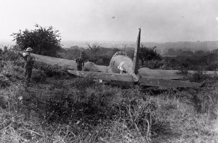 Trong ảnh là một chiếc máy bay ném bom hạng trung của Đức - Heinkel He 111P bị phòng không Anh bắn hạ vào tháng 8/1940 gần thị trấn ven biển Worthing của Anh. Nguồn ảnh: War History.