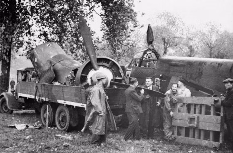 Trong ảnh là những gì còn lại của một chiếc Junkers Ju 88A bị bắn hạ và rơi xuống đồi Primrose ở London vào tháng 10/1940. Nguồn ảnh: War History.