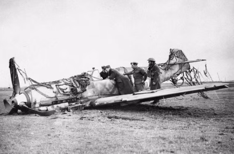 Chiếc Messerschmitt Bf 109E của Oberleutnant Schypek - một trong những phi công Đức bị Anh bắt sống trong CTTG 2 khi máy bay anh ta đáp xuống vùng đồi Broom ở Kent. Nguồn ảnh: War History.