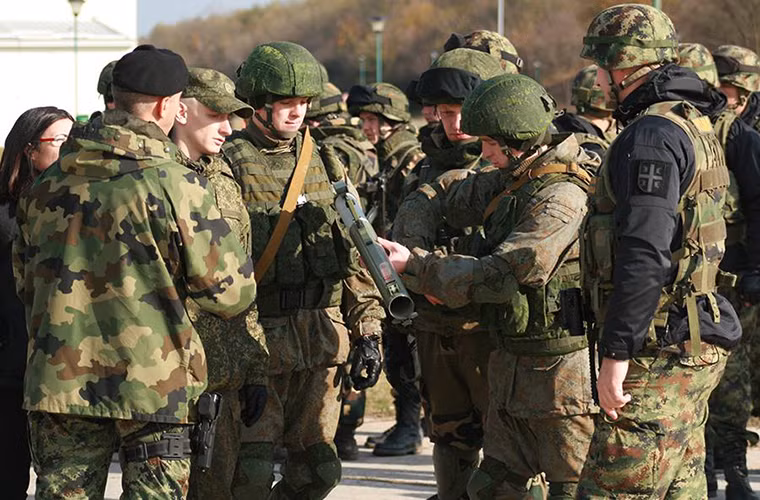 Cũng tại Slav Brotherhood, các binh sĩ Nga-Belarus sẽ có cơ hội làm quen với một số dòng vũ khí NATO có trong biên chế Quân đội Serbia. Nguồn ảnh: Bộ Quốc phòng Nga.