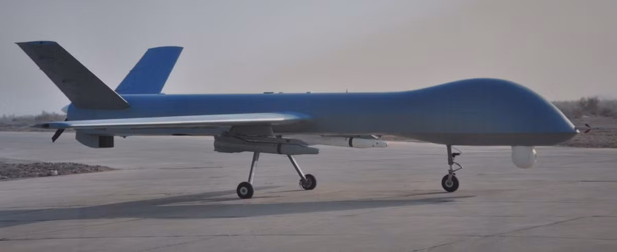 Wing Loong có chiều dài 9 m, sải cánh 14 m, cao 2,77 m, trọng lượng cất cánh 1.100 kg. UAV được trang bị động cơ cánh quạt, tốc độ tối đa khoảng 280 km/h, trần bay 5.000 m, tầm hoạt động 4.000 km. Nó có thể hoạt động liên tục trên không khoảng 20 giờ. Ảnh: Asia Defence