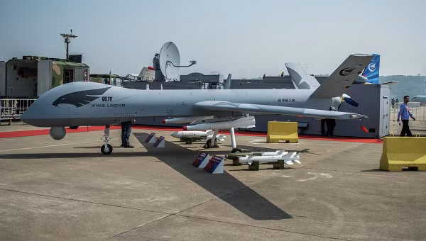 Wing Loong được trang bị 2 giá treo dưới cánh có thể mang theo tải trọng vũ khí khoảng 100 kg bao gồm: bom cỡ nhỏ FT-10 trọng lượng 25 kg, FT-9 trọng lượng 50 kg, tên lửa chống tăng AKD-10, tên lửa không đối không Ty-90. Ảnh: Asia Defence