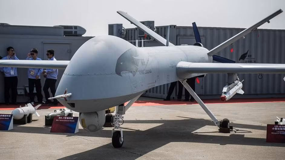 UAV Wing Loong do Công ty máy bay Thành Đô chế tạo và đưa vào sử dụng trong Không quân Trung Quốc từ năm 2009. Wing Loong có thiết kế khí động học rất giống với UAV MQ-1 Predator, trong khi cách bố trí cánh đuôi giống MQ-9 Reaper của Mỹ. Ảnh: Asia Defence