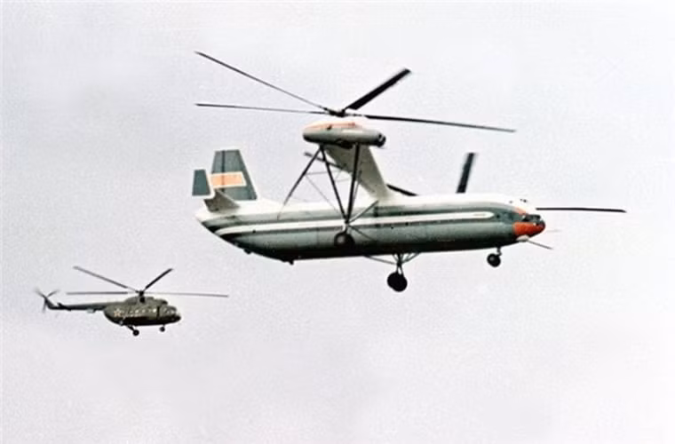 Với bức ảnh này ta hoàn toàn có thể thấy được kích thước thực sự của V-12 - nó lớn hơn gấp 4-5 lần so với người anh em của mình Mil Mi-8.