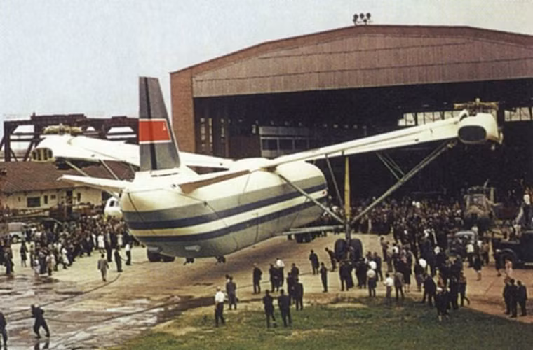 Nguyên mẫu V-12 đầu tiên thực hiện chuyến bay đầu tiên của mình vào ngày 27/6/1967, tuy nhiên lại cất cánh không thành công và phải mất tới một năm sau đó vào ngày 10/8/1968 mẫu trực thăng này mới bay lên được bầu trời. Tuy nhiên với thiết kế của V-12 nó chỉ có thể dừng lại ở nguyên mẫu thử nghiệm và không thể tiến xa hơn cho đến khi bị hủy bỏ vào năm 1974.