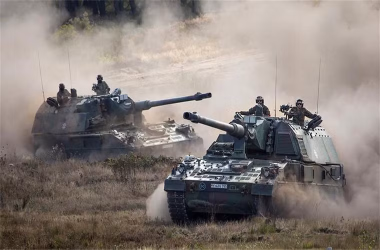 Bundeswehr cũng nổi tiếng sở hữu những khẩu pháo hiện đại nhất thế giới PzH 2000. Nguồn ảnh: QQ.