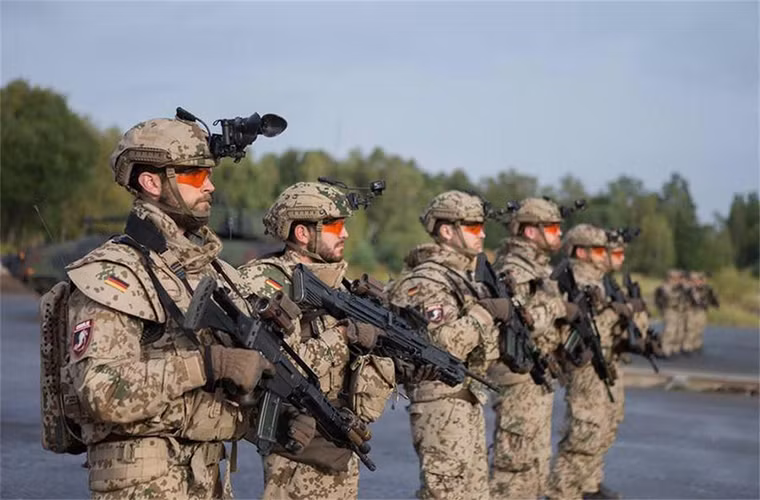 Nếu không tính tới vũ khí hạt nhân thì Quân đội Đức (Bundeswehr) được đánh giá là lực lượng vũ trang mạnh nhất Châu Âu với ngân sách quốc phòng hàng năm lên tới hơn 30 tỷ Euro. tuy nhiên quân số của Bundeswehr lại khá hạn chế chỉ 176.000 binh sĩ và 40.000 lính dự bị. Nguồn ảnh" QQ.