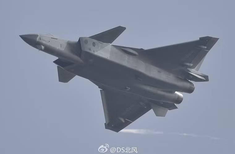 Theo ý kiến của Drozdenko, J-20 được phát triển dựa trên MiG 1.44, vốn được MiG phát triển nhằm cạnh tranh với PAK FA (tiền thân Sukhoi T-50) trong giai đoạn đầu chương trình phát triển chiến đấu cơ thế hệ thứ 5 của Nga. Về thiết kế, J-20 mang nhiều điểm giống MiG 1.44 nhưng nó đã được sửa đổi nhằm cải thiện khả năng tàng hình, bên cạnh đó J-20 cũng sử dụng hệ thống động cơ AL-31F của Nga. Nguồn ảnh: Huanqiu.