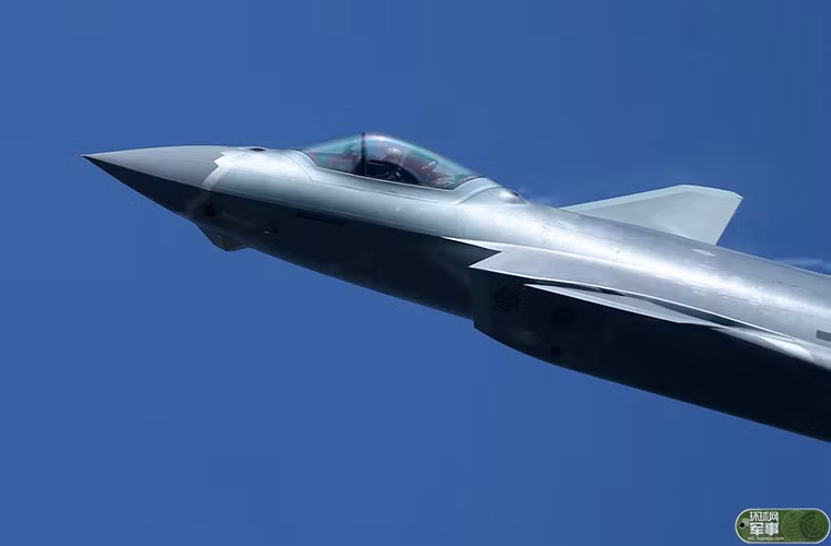 Trong bài trả lời phỏng vấn với Sputnik Drozdenko cũng so sánh nguyên mẫu J-20 với nguyên mẫu tiêm kích tàng hình MiG 1.44 được MiG giới thiệu tại triển lãm hàng không quốc tế MAKS-2015 tại Moscow. Nguồn ảnh: Huanqiu.