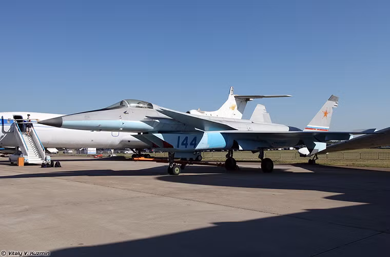 Đến tận năm 2000 MiG vẫn bí mật thử nghiệm MiG 1.44, tuy nhiên sau cùng MFI hay nguyên mẫu MiG 1.44 phải dừng bước trước PAK FA của Sukhoi. Một phần do giá thành dành của mẫu chiến đấu cơ này quá cao bên cạnh đó nó còn không sở hữu khả năng tàng hình mạnh như trên Sukhoi T-50. Hình ảnh nguyên mẫu MiG 1.44 tại MAKS năm ngoái. Nguồn ảnh: Vitaly Kuzmin.