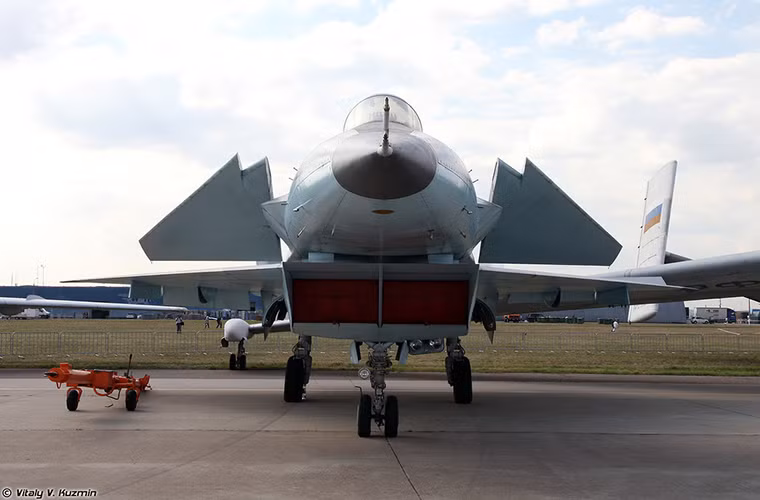 Trong thời gian này, Sukhoi cũng phát triển các nguyên mẫu chiến đấu cơ thế hệ thứ 5 cho riêng mình với bước tiến đầu tiên là Su-47 vào năm 1997 và từ đó tạo tiền đề cho chương trình PAK FA xa hơn là Sukhou T-50 của Không quân Nga hiện tại. Nguồn ảnh: Vitaly Kuzmin.