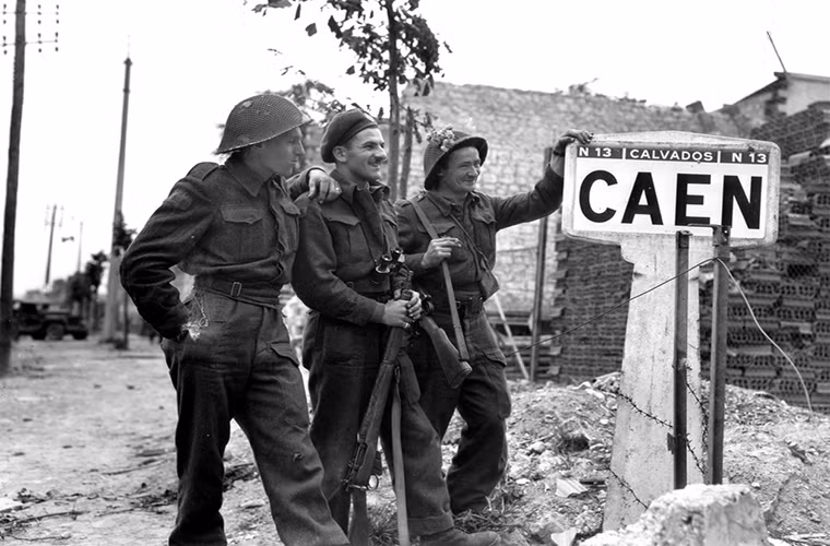 Hình ảnh lính Canada tại Caen sau khi quân Đồng Minh tiến vào đây, bức ảnh này được chụp vào ngày 09/08/1944