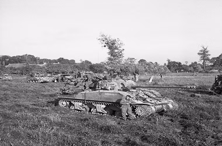 Sherman Firefly là mẫu xe tăng chiến đấu khá nổi tiếng của Anh trong CTTG 2 nó được thiết kế dựa trên M4 Sherman, tuy nhiên lại được trang bị pháo QF 17-pounder 76.2mm của Anh. Trong ảnh là một đơn vị Sherman Firefly được tập kết trước Chiến dịch Goodwood vào ngày 18/7/1944.