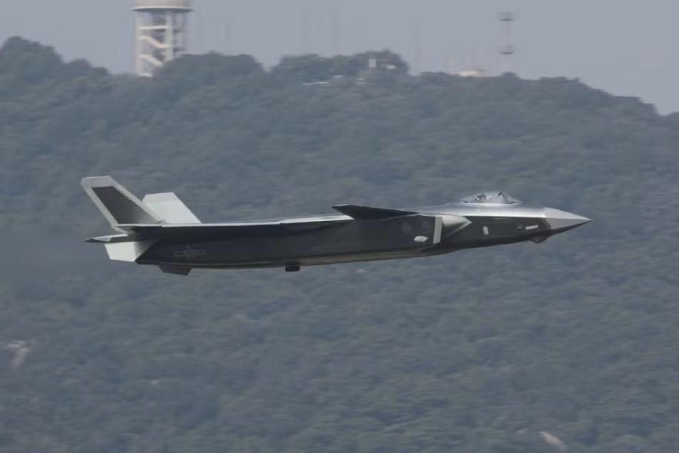 Tiêm kích J-20 được trang bị 2 động cơ phản lực WS-10 do Trung Quốc chế tạo, hoặc AL-31F của Nga, đây là những loại động cơ dành cho tiêm kích thế hệ 4. Điều đó khiến J-20 không được đánh giá cao theo tiêu chuẩn tiêm kích thế hệ 5. Ảnh: Sina