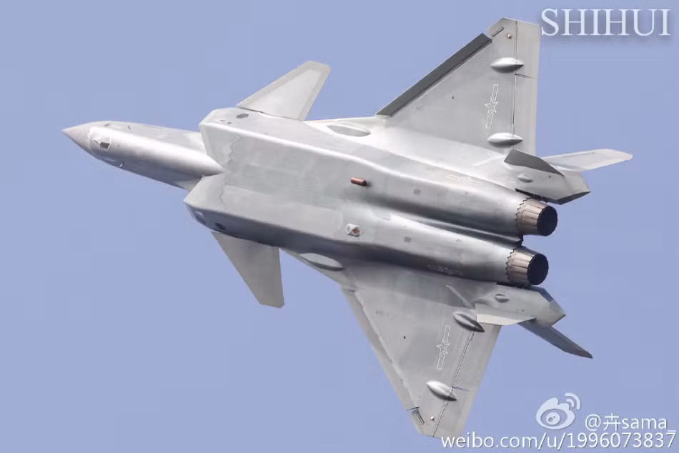J-20 được trang bị 2 khoang vũ khí dưới bụng cùng 2 khoang nhỏ bên hông, tải trọng vũ khí mang theo chưa được tiết lộ. Ảnh: Weibo