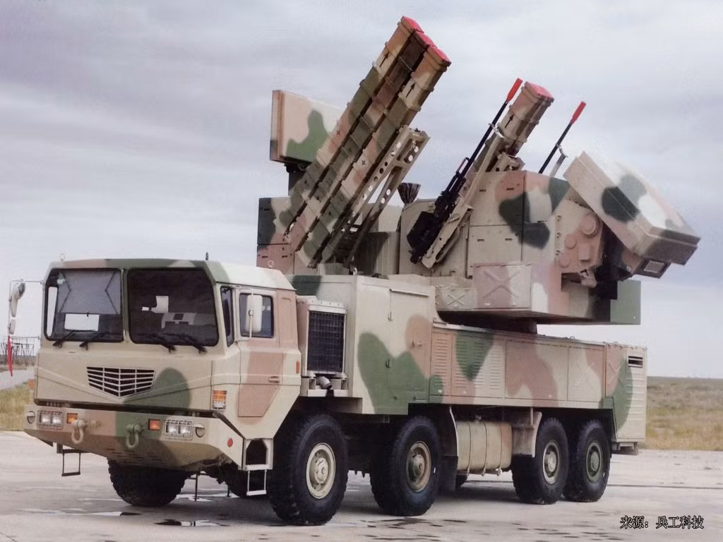 Có nguồn tin nói rằng, FK-1000 sao chép lại từ hệ thống 2K22 Tunguska của Nga. Hệ thống được đặt trên khung gầm xe tải 8x8 bánh. Loại radar, tầm trinh sát chưa được công bố. Ảnh: Sina