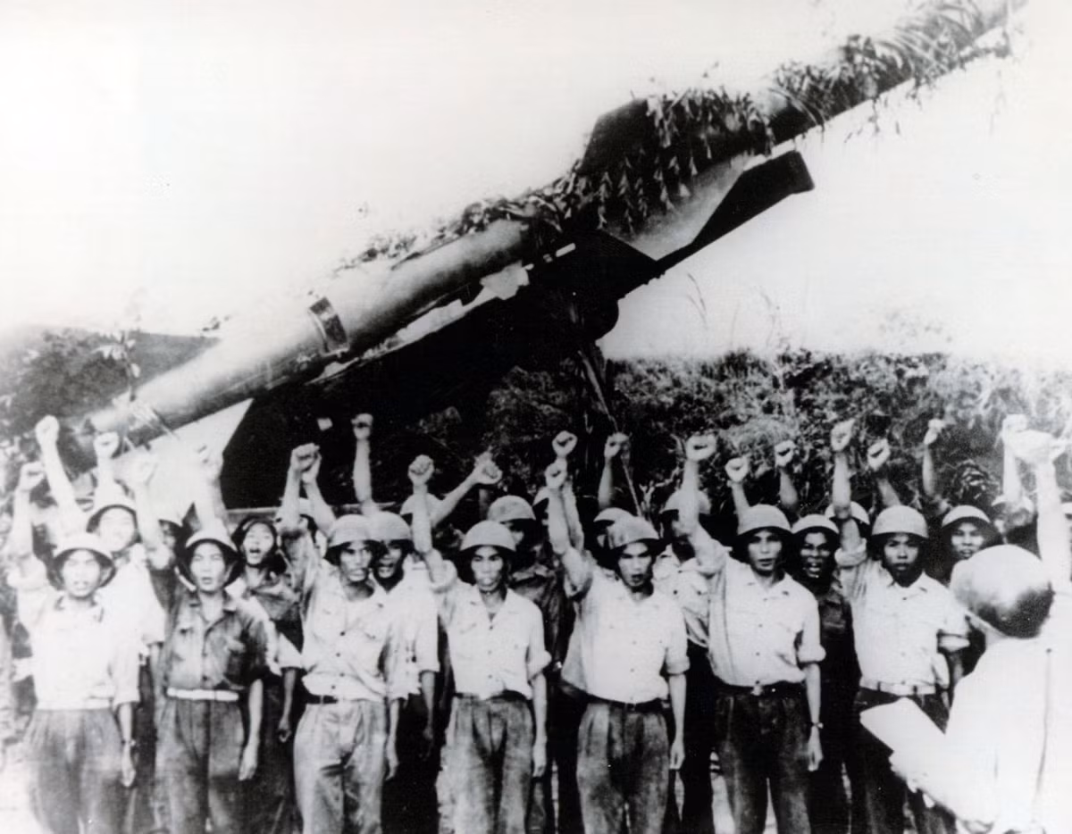Những năm 1960, Việt Nam được Liên Xô viện trợ tổ hợp tên lửa phòng không S-75 Dvina, một trong những tên lửa hiện đại nhất lúc đó. Tên lửa S-75 đã góp phần quan trọng giúp Việt Nam đánh bại các cuộc tập kích đường không của Mỹ. Nguồn ảnh: Enrique